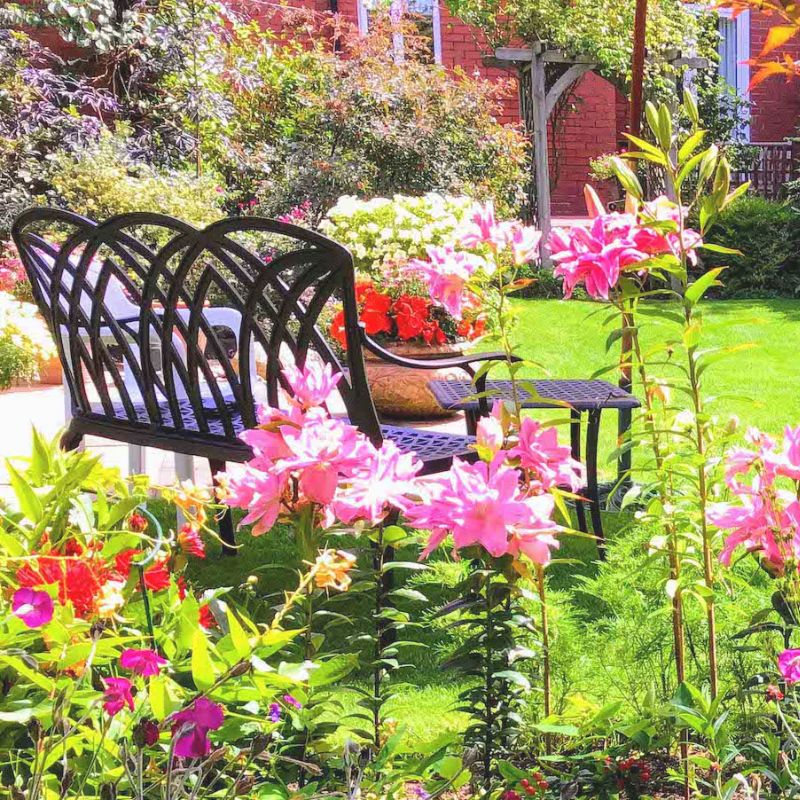 De beste plek in je tuin voor een tweezits tuinbank