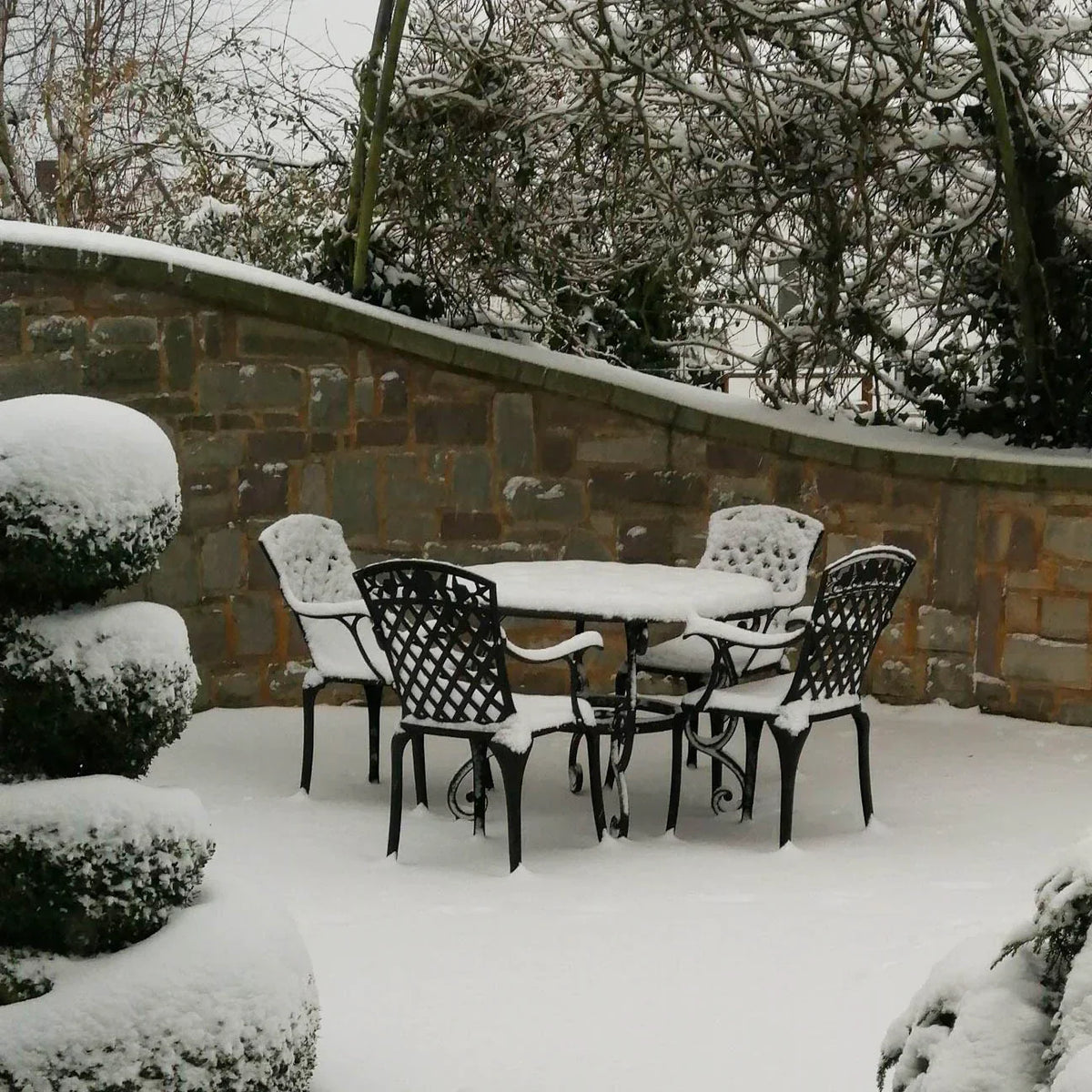 Quels matériaux de mobilier de jardin résistent le mieux au mauvais temps ?