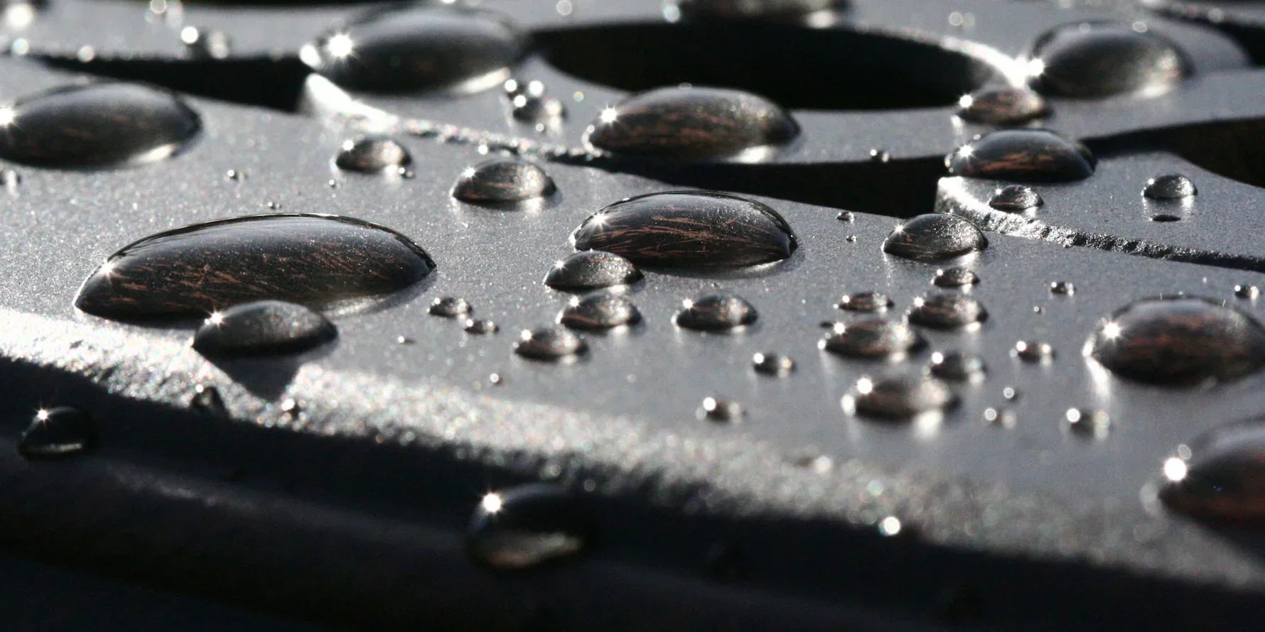 Hoe kan ik vochtplekken of weerplekken op mijn tuinmeubelen verwijderen?