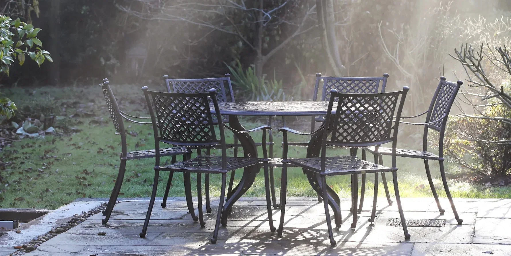Weerbestendige tuinmeubelen en materialen – een overzicht en aanbevelingen